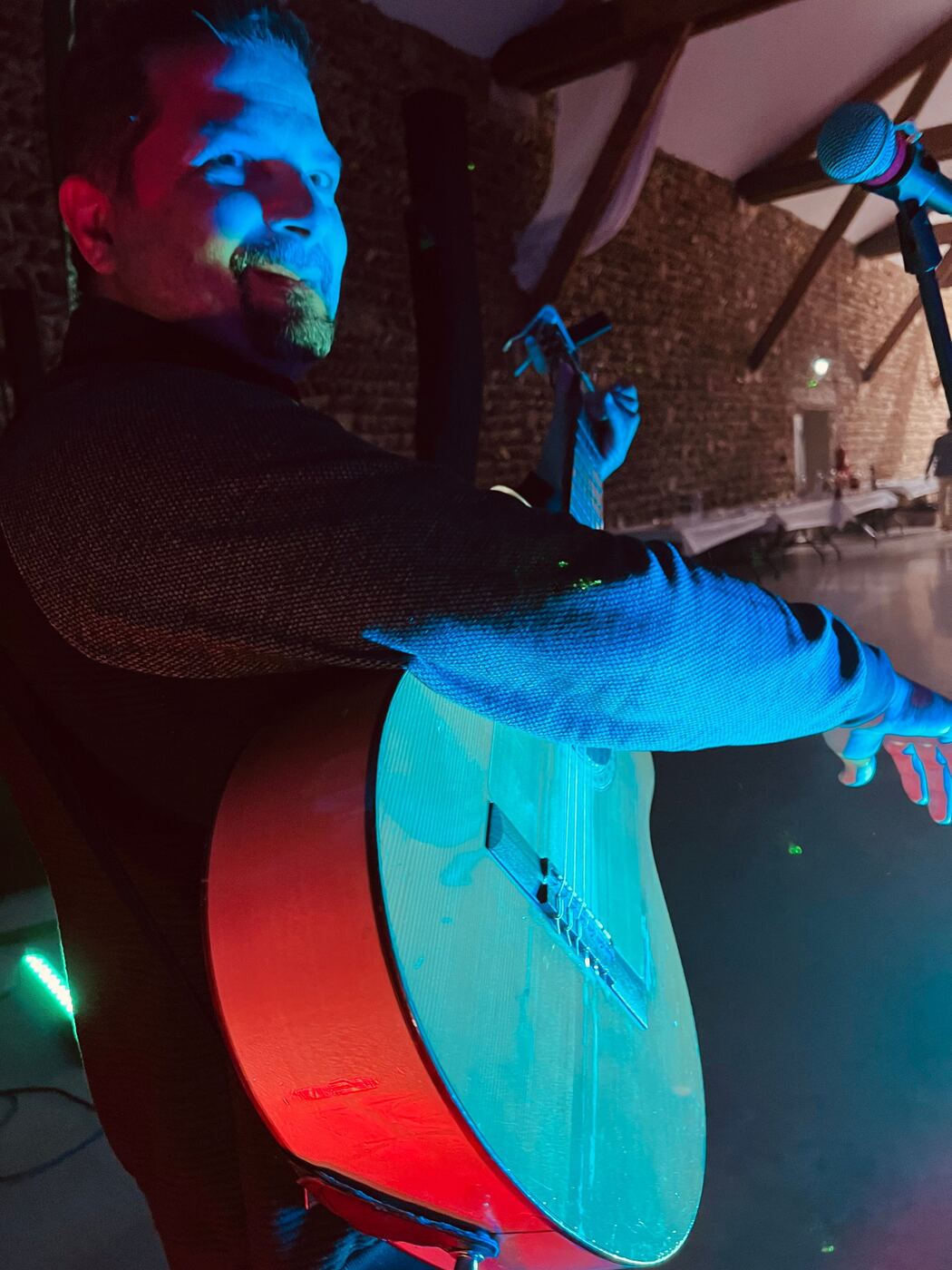 Guitariste dans une salle en pierre